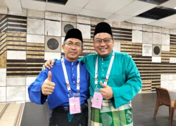 AHMAD Amzad Hashim dan Mohd. Zubir Embong bergambar di Pusat Penamaan Calon, Stadium Negeri di sini, hari ini. - UTUSAN/KAMALIZA KAMARUDDIN