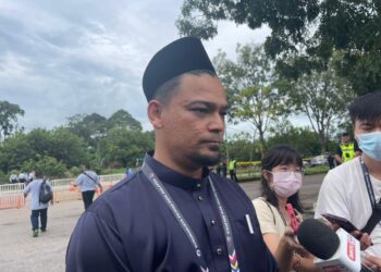 MOHAMMAD SHAHRIL Mahmood ditemui pemberita di Pusat Penamaan Calon di Dewan Kompleks Sukan Komuniti Krubong, Melaka. - UTUSAN/MUHAMMAD SHAHIZAM TAZALI