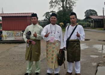 MOHD. Khadri Abdullah diiringi (tengah) diiringi pencadang dan penyokong tiba di Pusat Penamaan Calon, Pejabat Daerah dan Tanah Hulu Terengganu, Kuala Berang, Hulu Terengganu, hari ini. - UTUSAN/NOOR HAYATI MAMAT