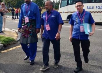 CALON BN kerusi Parlimen Nibong Tebal, RS Thanenthiran (tengah) tiba di pekarangan pusat penamaan calon di Dewan Serbaguna Jawi, Nibong Tebal, Pulau Pinang hari ini.