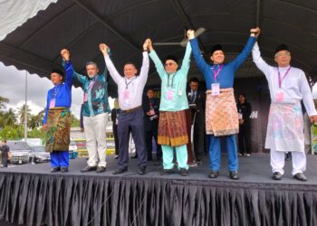 KEENAM-enam calon bagi kerusi Parlimen Balik Pulau bergambar bersama selepas selesai proses penamaan calon bagi PRU15 di Politeknik Balik Pulau, Pulau Pinang hari ini.