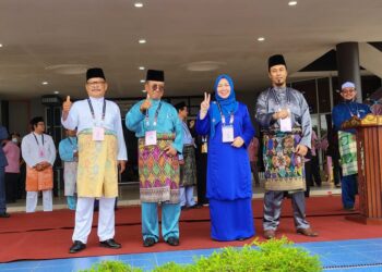 ISMAIL Abdul Muttalib (dua dari kiri) dan Shahaniza Shamsuddin (dua dari kanan) bakal bertembung di kerusi Parlimen Maran selepas diumumkan sebagai calon di Dewan Jubli Perak Sultan Haji Ahmad Shah di Maran, Pahang.