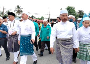 IDRIS Ahmad (dua dari kanan) bersama calon PN pada penamaan calon PRU15 di Kolej Vokasional Kerian di Bagan Serai hari ini. - UTUSAN/WAT KAMAL ABAS