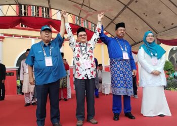 ABDUL RAHMAN Mohamad (dua dari kanan) bersama pencabarnya, Asiatun Abu Bakar (kanan), Mohamad Shahrum Osman (kiri) dan Tengku Zulpuri Raja Puji (dua dari kiri) bagi kerusi Parlimen Lipis selepas penamaan calon PRU15 di Kuala Lipis di Lipis, Pahang. - UTUSAN/HARIS FADILAH AHMAD