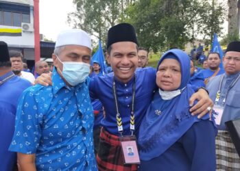 MOHD. Syafiq Fhadly Mahmud memeluk ibu, Zairah Abdullah dan bapanya, Mahmud Barkar (kanan) selepas proses penamaan calon PRU15 Parlimen Larut di di Pejabat Daerah dan Tanah Selama  hari ini. - UTUSAN/ASLIZA MUSA