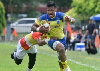 Aksi pemain Putrajaya, Syarif Nurhidayat (jersi kuning biru) cuba melepasi kawalan pemain Selangor dalam aksi pembukaan kumpulan C Piala Agong. Foto: Ihsan KRM