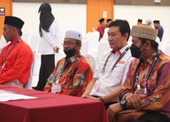 MANOLAN Mohamad (dua dari kanan) yang ditolak kertas pencalonan dalam Pilihan Raya Umum Ke-15 di Dewan Konvensyen Bera di Bera, Pahang.