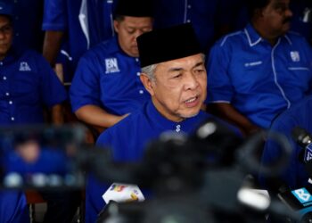 AHMAD Zahid Hamidi dalam sidang akhbar di kediamannya di Kampung Sungai Nipah Darat, Bagan Datuk hari ini. - UTUSAN/ZULFACHRI ZULKIFLI