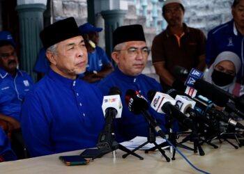 AHMAD Zahid Hamidi dalam sidang akhbar di kediamannya di Kampung Sungai Nipah Darat, Bagan Datuk hari ini. - UTUSAN/ZULFACHRI ZULKIFLI