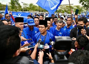 RAZALI Ibrahim ditemui selepas proses penamaan calon bagi Parlimen Pagoh di Pusat Konvensyen Hab Pendidikan Pagoh.