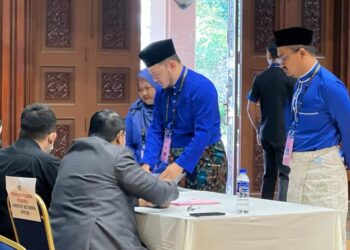 FATHUL Bari Mat Jahya (dua dari kanan) menyerahkan borang pencalonannya sewaktu hari penamaan calon Parlimen Kangar di Kompleks Dewan Warisan, Kangar, Perlis hari ini. - UTUSAN/ASYRAF MUHAMMAD