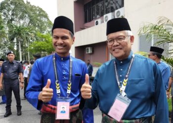 HAMZAH Zainudin (kanan) bersama Mohd. Syafiq Fhadly Mahmud selepas proses penamaan calon PRU15 Parlimen Larut di Pejabat Daerah dan Tapah Selama hari ini. - UTUSAN/ASLIZA MUSA