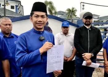 DR. Mohd. Hafiezulniezam Mohd. Hasdin menunjukkan laporan di IPD Kota Bharu Kelantan. - UTUSAN/ROSLIZA MOHAMED