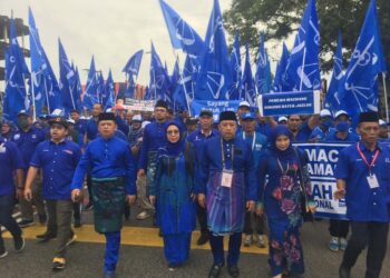 AHMAD Jazlan Yaakub (depan, tiga kanan) bersama penyokong tiba di untuk penamaan calon di Bilik Gerakan Pejabat Tanah dan Jajahan Machang, Machang, Kelantan hari ini. - UTUSAN/ROSMIZAN RESDI