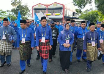 MOHD.  Syafiq Fhadly Mahmud (tengah) diiringi calon lain berjalan memasuki pusat penamaan calon Parlimen Larut di Pejabat Daerah dan Tanah Selama hari ini. - UTUSAN