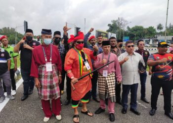 ABDUL Rani Kulup Abdullah tiba di Pusat Penamaan Calon, Kompleks Pentadbiran Port Dickson, dengan berpakaian ala pahlawan Melayu. - UTUSAN/NOR SHAFAWATI YUP