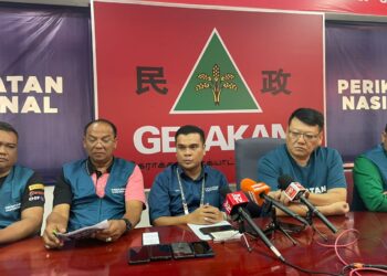 MICHAEL Gan Peng Lam (dua dari kanan) dan Suhaime Borhan (tengah) mengadakan sidang akhbar di Pejabat Gerakan di Melaka Raya, Banda Hilir, Melaka. - UTUSAN/AMRAN MULUP