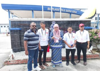 SITI Aishah Shaikh Ismail (tengah) menunjukkan laporan polis yang dibuat terhadap Razman Zakaria di IPD Kerian di Bagan Serai  hari ini.- UTUSAN/WAT KAMAL ABAS