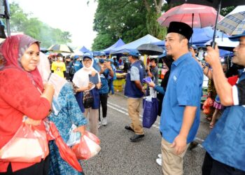 MOHD. MOHTAH YACOB bertemu dengan para pengundi ketika melakukan lawatan di tapak pasar malam di Larkin, Johor Bahru.