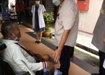 MUHAMMAD Noor Azman (dua dari kanan) menyapa salah seorang pesakit yang berkunjung ke Klinik Kesihatan Pelabuhan Klang, Klang, Selangor hari ini-UTUSAN/ MOHAMAD NAUFAL MOHAMAD IDRIS