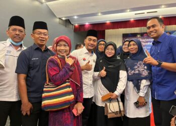 ONN Hafiz GHAZI (tengah) bersama-sama calon BN Muar, Mohd. Helmy (kanan) menghadiri Majlis Ramah-Mesra Warga Pendidik Daerah Muar di Hotel Traders, Muar.