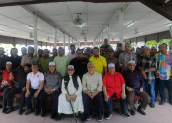 ABDUL Hadi Awang (tengah) bergambar bersama pimpinan masyarakat selepas Majlis Bersama Tokoh Masyarakat di Kediaman Rasmi Menteri Besar di Kota Bharu, Kelantan.-UTUSAN/ROSALWANI CHE SOH