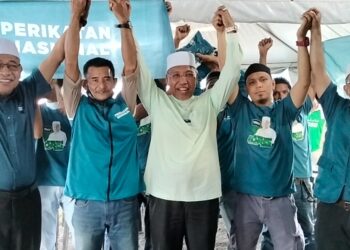 NOOR Azmi Ghazali (kanan) dan Idris Ahmad (tengah) bersama petugas PDM Matang Gerdu di Bagan Serai hari ini. - UTUSAN/WAT KAMAL ABAS