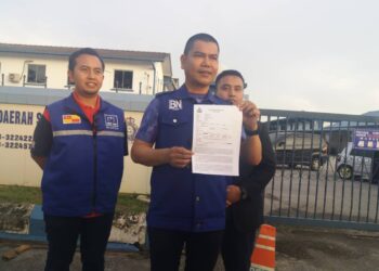 JAMAL Md. Yunos (tengah) bersama Mohd. Imran (kiri) selepas membuat laporan polis di IPD Sabak Bernam, Sungai Besar, Selangor, petang tadi. -UTUSAN/ ISKANDAR SHAH MOHAMED.