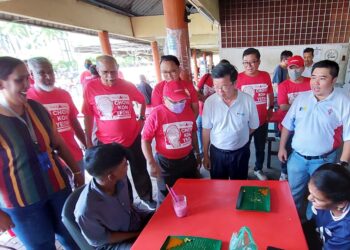 CHOW KON YEOW  (dua dari kanan) menyapa pengundi muda ketika turun padang berkempen di sekitar Medan Selera Inderawasih, Perai, Pulau Pinang hari ini.