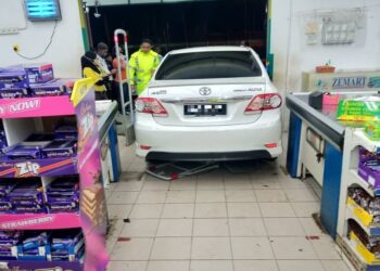 SEORANG pengawal keselamatan cedera selepas dirempuh sebuah kereta yang tiba-tiba meluncur masuk ke sebuah pasar raya di Chembong, Rembau malam tadi.