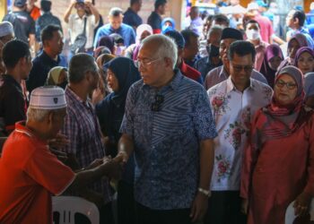 MAHDZIR Khalid beramah mesra bersama penduduk ketika hadir ke Majlis Pekebun Kecil Makmur Risda di Padang Sanai, Padang Terap di sini. - UTUSAN/ SHAHIR NOORDIN