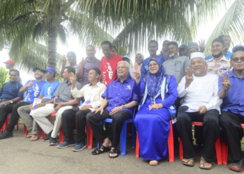 ISMAIL SABRI Yaakob (tengah) bergambar bersama penduduk kampung pada program Kenduri Kampung Bersama Penduduk Kampung Bohor Baru di pekarangan Dewan Orang Ramai Kampung Bohor Baru di Bera, Pahang. - UTUSAN/SHAIKH AHMAD RAZIF