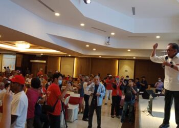 ANWAR IBRAHIM berucap pada Majlis Hi Tea Harapan di Restoran Cathay, Taman Molek, Johor Bahru