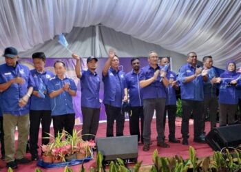 HISHAMMUDDIN HUSSEIN (tengah) bersama-sama Onn Hafiz, Hasni dan Zakaria ketika pada Majlis Pelancaran Jentera BN Simpang Renggam di Jalan Muafakat di Simpang Renggam.