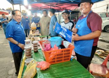 AHMAD MASLAN (kanan) bermesra dengan para peniaga ketika mengadakan Tinjauan Mesra di Pasar Malam Pontian.