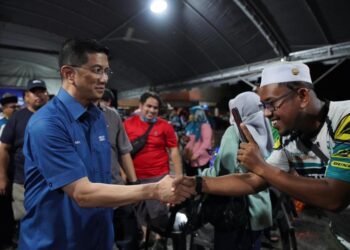 MOHAMED AZMIN Ali bersalaman dengan penduduk selepas program Ceramah Perdana di Bandar Tasek Mutiara, Nibong Tebal, Pulau Pinang malam tadi. - 
Pix Facebook Azmin Ali