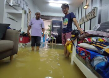 ANTARA penduduk yang terjejas dengan bencana banjir kilat di kawasan Seberang Jaya, Pulau Pinang ekoran hujan lebat selama beberapa jam sejak petang semalam. - Pix IQBAL HAMDAN