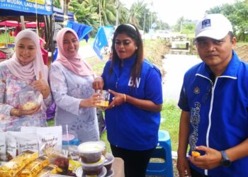 M. Mohana (dua dari kanan) merasa kuih jualan peniaga di Kampung Sijangkang Utara pada hari ketujuh kempen PRU15 hari ini.
-UTUSAN/ABDUL RAZAK IDRIS