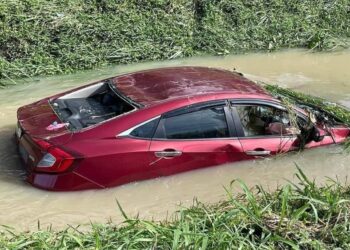 KEADAAN sebuah kereta jenis Honda Civic yang terbabas sebelum terjunam dan dibawa arus deras di sebuah kawasan parit di Kubang Semang, Bukit Mertajam, Pulau Pinang malam tadi.