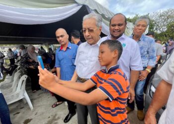 DR. Mahathir Mohamad bertemu tetamu cilik ketika hadir di majlis Santai Petang bersama Calon Pejuang Kuala Kedah di Taman Bersatu Kuala Kedah.