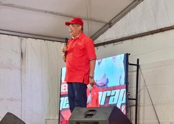 MOHAMAD Sabu menyampaikan ceramah pada Jelejah Mega Harapan  di pekarangan jambatan angkat, Kuala Nerus,  malam tadi.
- UTUSAN/TENGKU DANISH BAHRI TENGKU YUSOFF