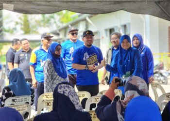 FATHUL Bari Mat Jahya beramah mesra bersama penduduk di Kangar, Perlis hari ini.- UTUSAN/IZLIZAN OTHMAN