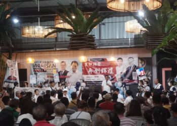 MOHD. Shafie Apdal ketika berucap dalam ceramah Warisan di Pandan, malam ini.