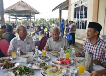 WAN Ahmad Wan Omar (kiri)  bersama calon BN Parlimen Hulu Terengganu, Datuk Rozi Mamat (kanan)  pada Majlis Perjumpaan Silaturrahim Pesara-pesara Kerajaan Malaysia Negeri Terengganu, di Hulu Terengganu, hari ini. - UTUSAN/NOOR HAYATI MAMAT