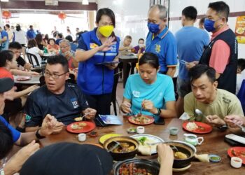 TEE Hooi Ling (berdiri, tiga dari kanan) menyantuni penduduk Klang di sebuah restoran di Taman Eng Ann, Klang, Selangor hari ini -UTUSAN/ MOHAMAD NAUFAL MOHAMAD IDRIS