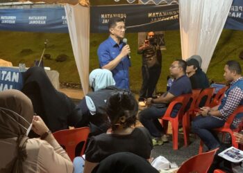 MOHAMED Azmin Ali ketika menyampaikan ceramah sebagai tanda sokongan kepada calon Parlimen Ampang, Shasha Lyna Abdul Latiff di tapak pasar malam Ukay Perdana, Ampang, Selangor malam tadi.