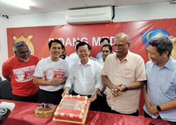 CHOW KON YEOW diraikan sempena hari lahir beliau selepas sidang akhbar di Seberang Perai, Pulau Pinang hari ini.