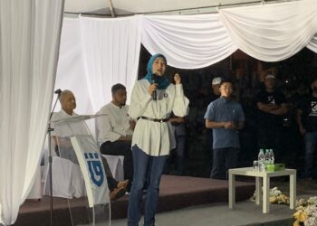 DR. Nurul Asyikin Mabahwi ketika menyampai ceramah Negarawan Bersama Dr. Banjir Gegar Ampang, Pangsapuri Nilam, Bandar Baru Ampang, malam ini.