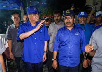 JOHARI Abdul Ghani hadir bersama Ismail Sabri Yaakob ketika Jelajah Santai Anak-Anak Keramat di Titiwangsa hari ini.