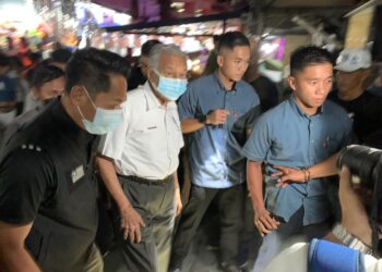 DR. Mahathir Mohamad dikerumuni penyokongnya ketika hadir ke Ceramah Negarawan Bersama Dr. Banjir Gegar Ampang di Pangsapuri Nilam, Bandar Baru Ampang, malam ini.